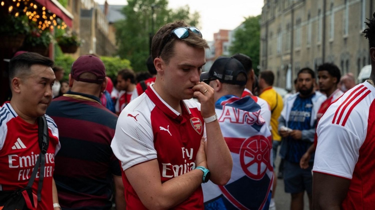 “On a tellement bien joué, mais le PSG est de loin la meilleure équipe au monde” : le fair-play des supporters d’Arsenal après la défaite en Ligue des champions