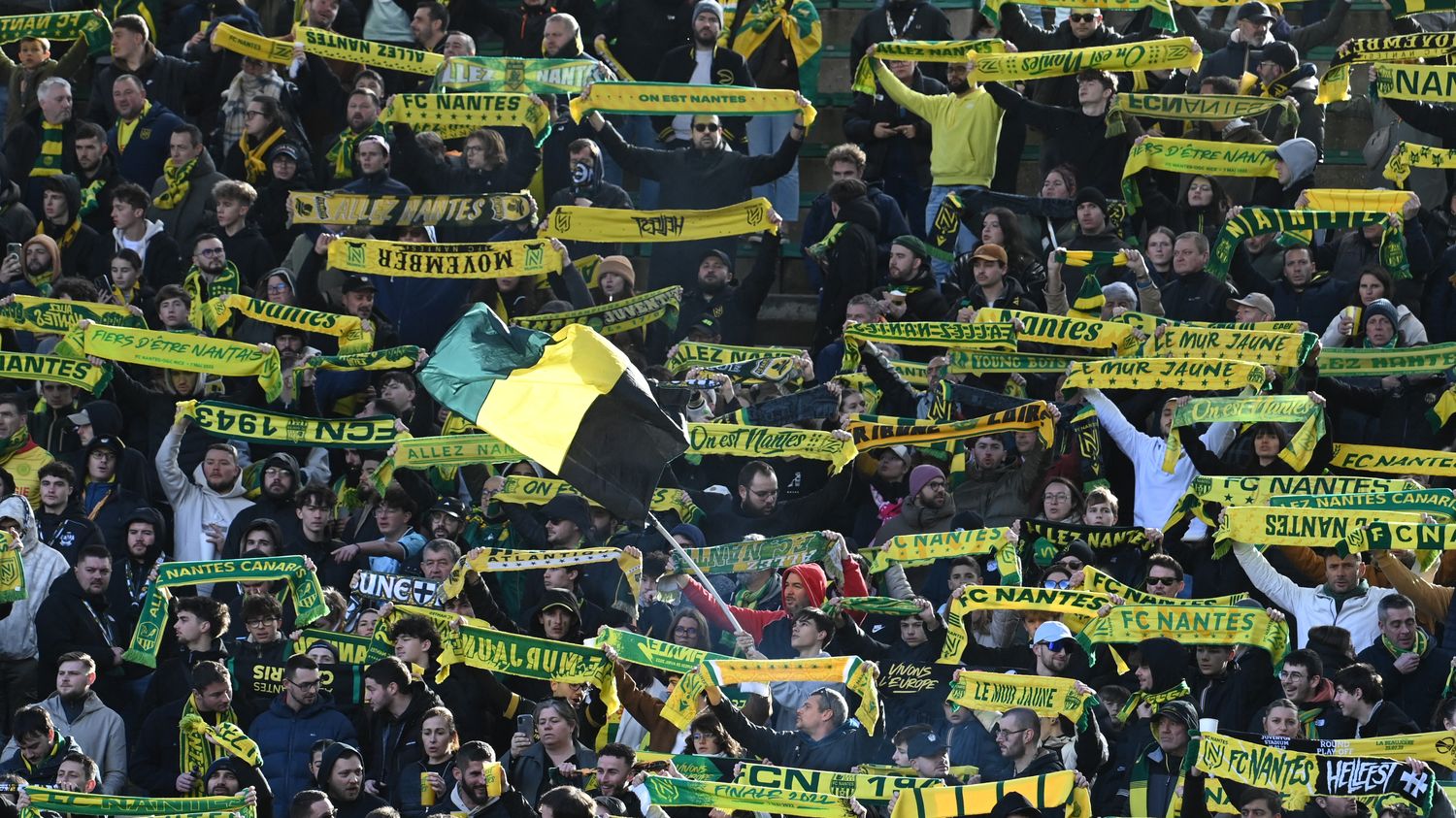 French league 1 match halted as angry nantes fans storm pitch