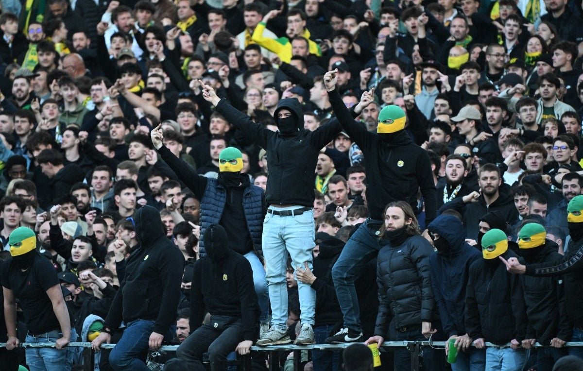 Clashs in Ligue 1: masked fans storm pitches in Nantes and Nice