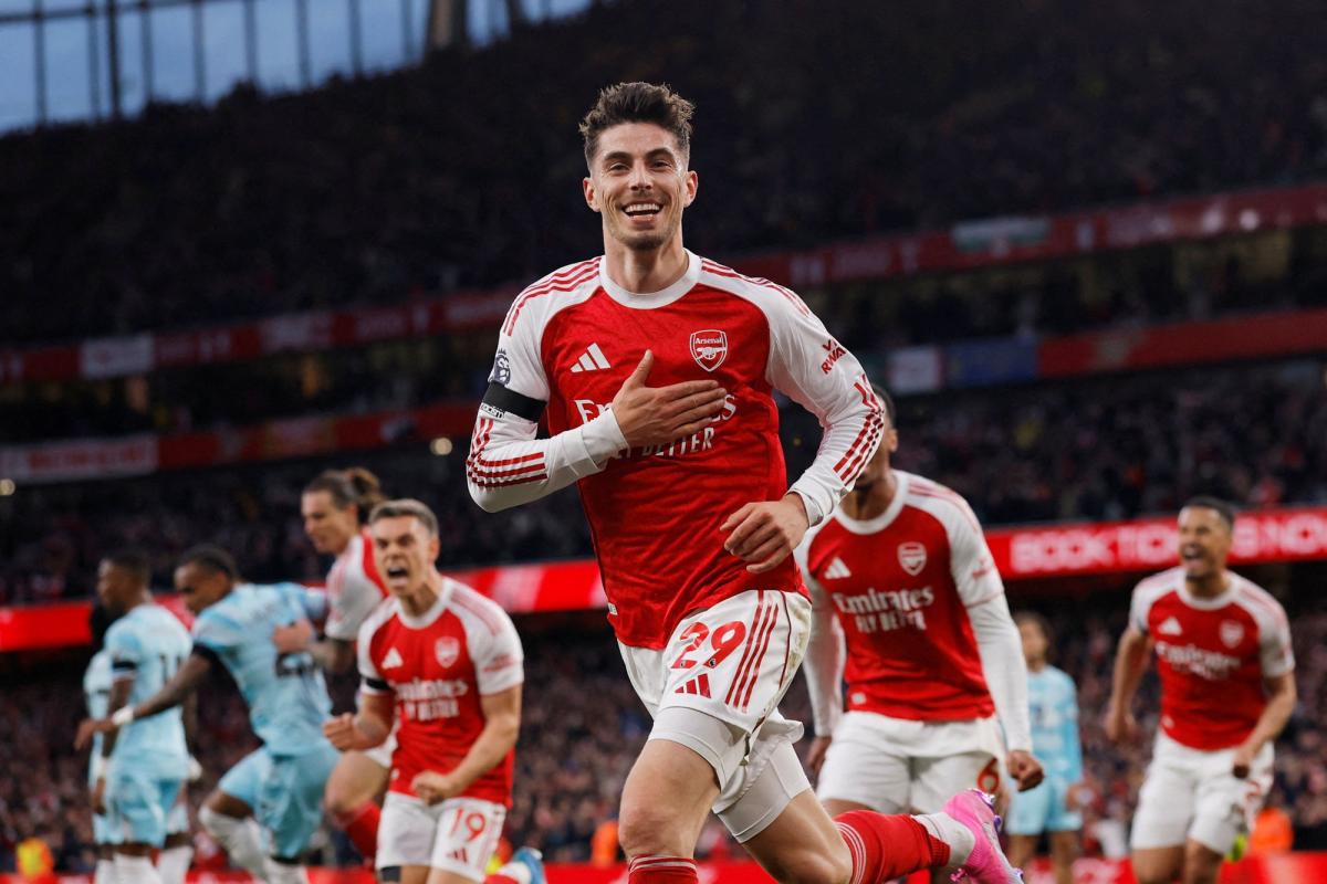 Arsenal claim english football championship with dramatic title win