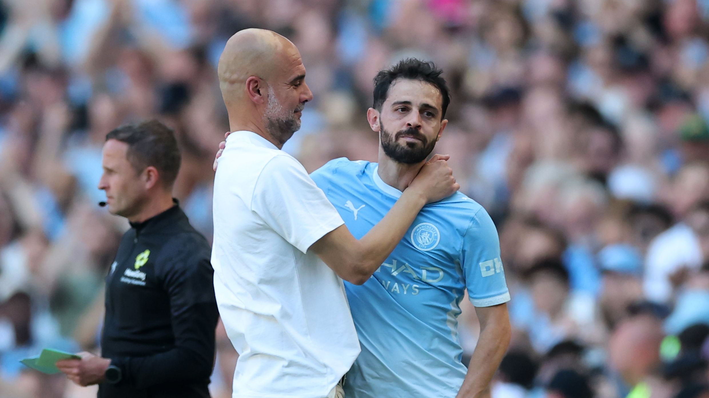 Wayne rooney lambasts mid-match guard of honour for manchester city legends