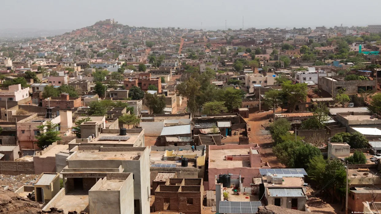 Burned vehicles on Mali's blocked roads to Bamako