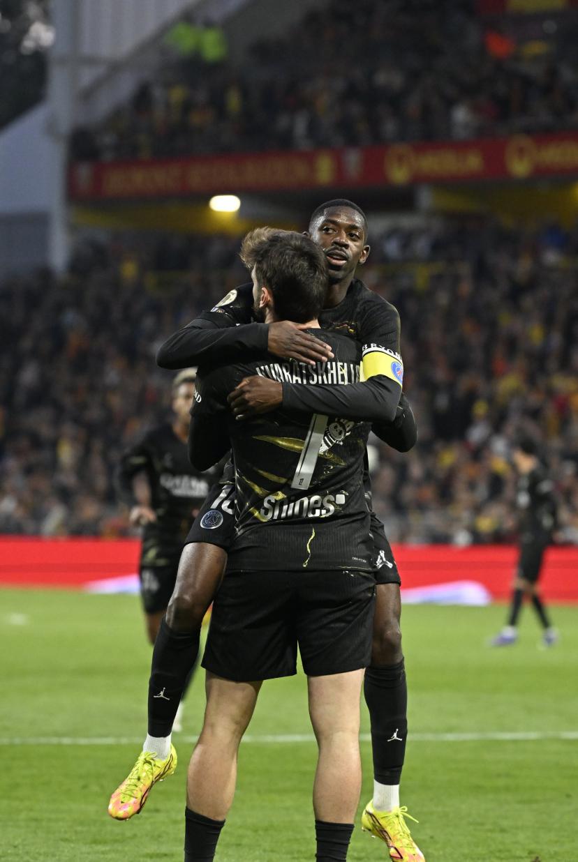 La joie partagée d'Ousmane Dembélé, passeur, et Khvitcha Kvaratskhelia, buteur, mercredi à Lens. (S.&nbsp;Mantey/L'Équipe)