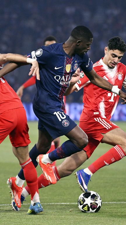 Ousmane Dembélé au duel avec deux bavarois lors du match entre le PSG et le Bayern Munich, le 28 avril 2026 au Parc des Princes. (HERVIO JEAN-MARIE / AFP)