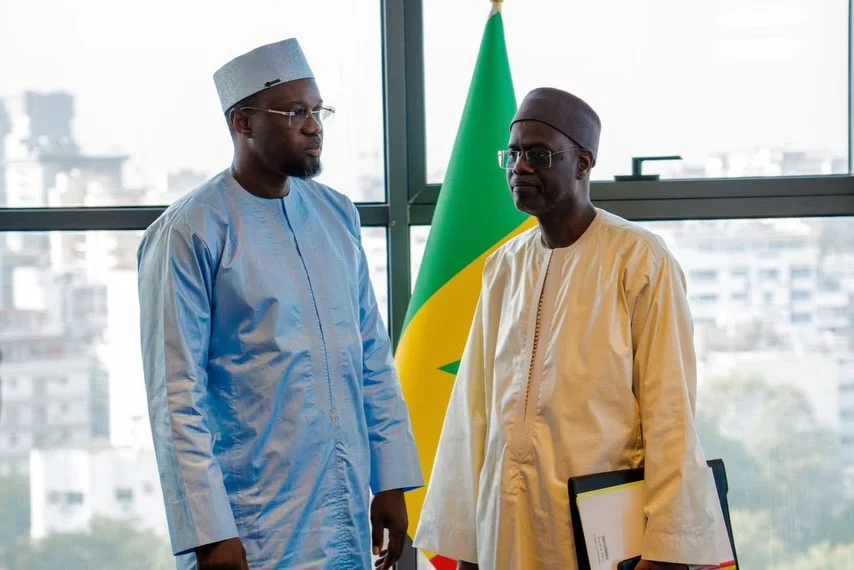 Prime ministers shake hands during Senegal Primature handover