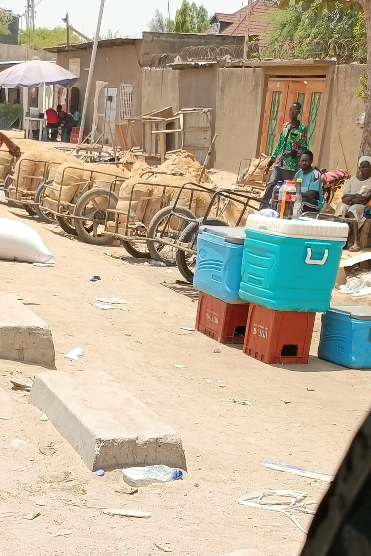 N'Djamena youth sand haulers at Emtoukoui market