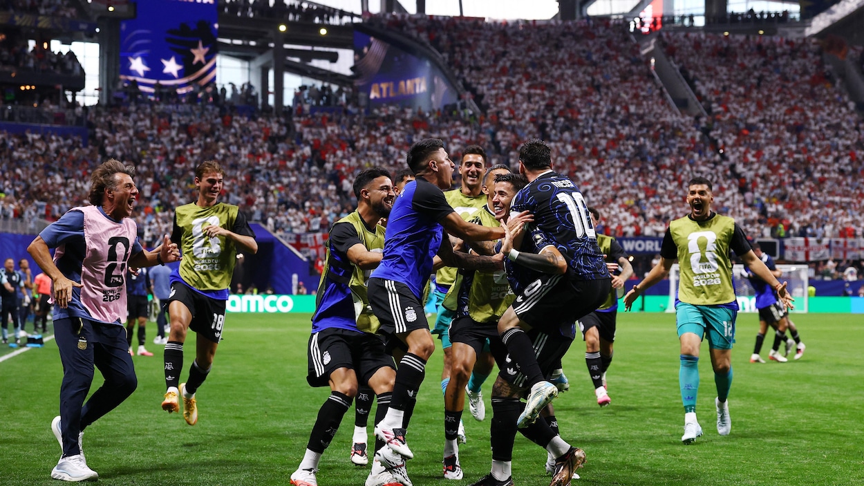 Argentina shocks England to reach world cup final