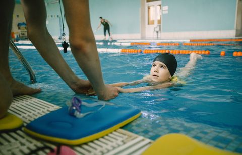 Natation cet été : quel cours choisir selon l'âge de votre enfant (3-12 ans) ?