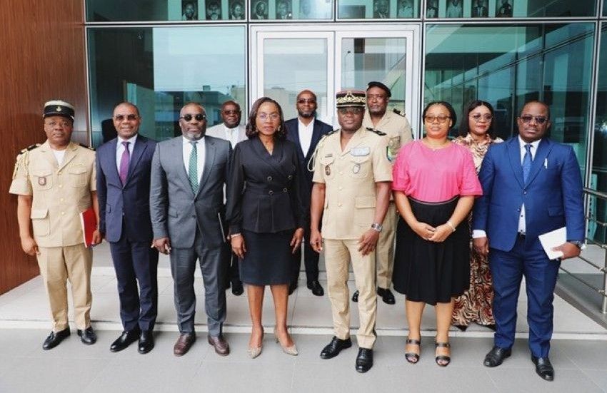 Gabonese customs and tax officials collaborating