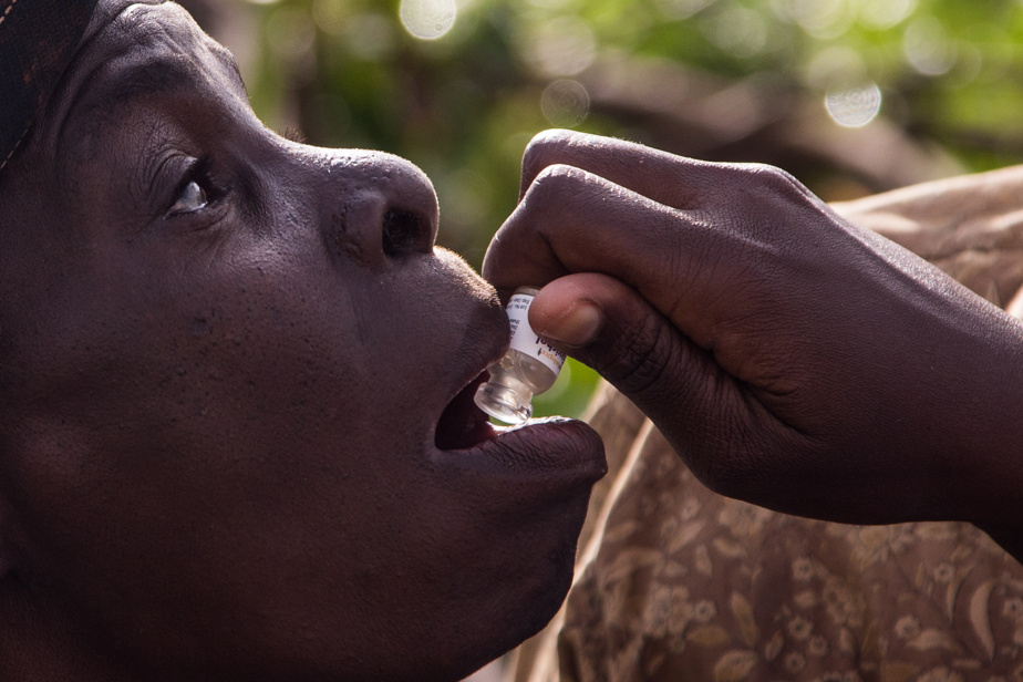 Health workers in Chad administering cholera vaccines