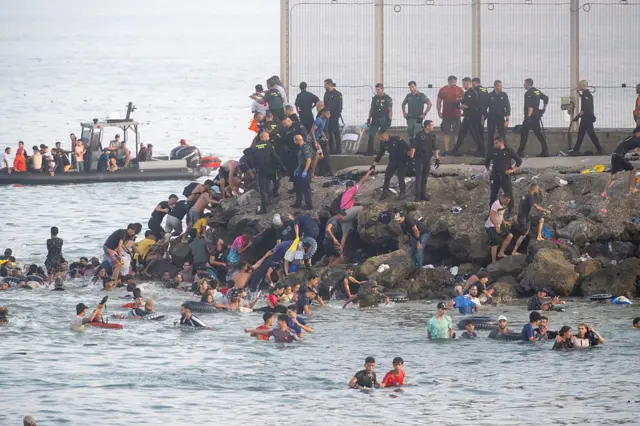 Crowds crossing into Ceuta from Morocco