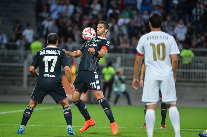 Steed Malbranque et Maxime Gonalons le 21 août 2014 (défaite 1-2) contre l'Astra Giurgiu. (P. Lahalle/L'Équipe)