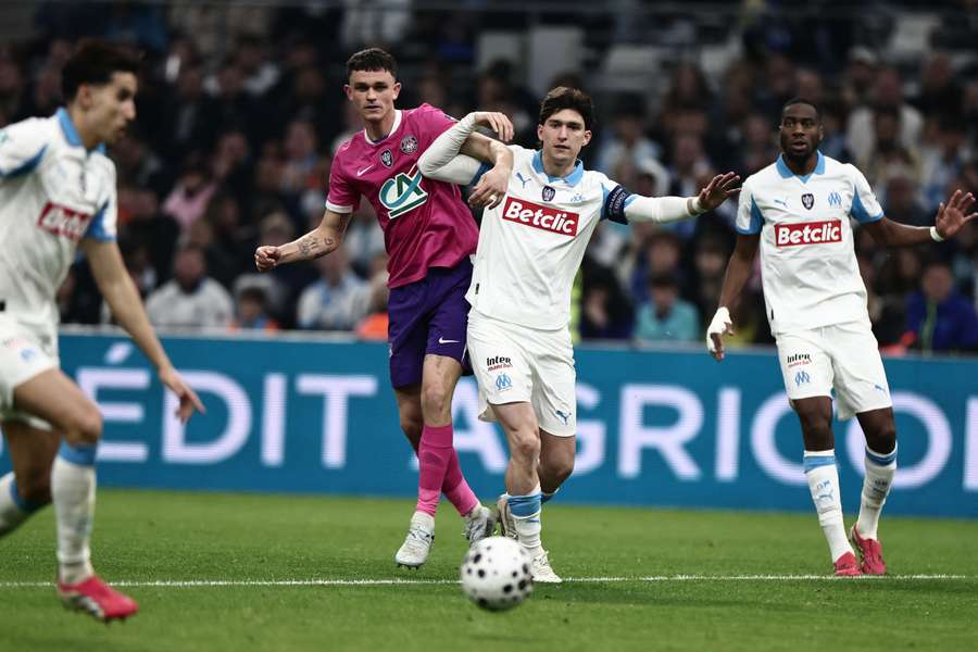 Rasmus Nicolaisen challenges Leonardo Balerdi in a 2026 Coupe de France quarter-final at Vélodrome